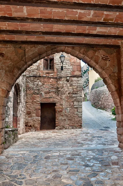 Улица с аркой, Collbato, Испания — стоковое фото