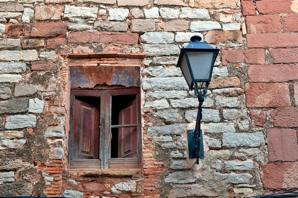 Старая разрушенная стена с антикварным фонарем, Колбато, Испания — стоковое фото