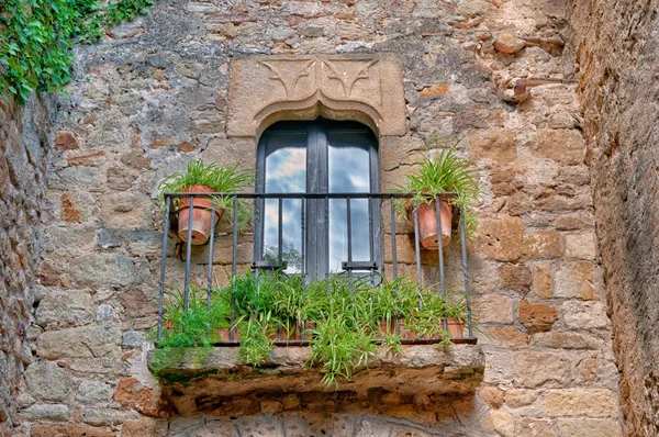 Balkon met bloemen, peratallada, Spanje — Stockfoto