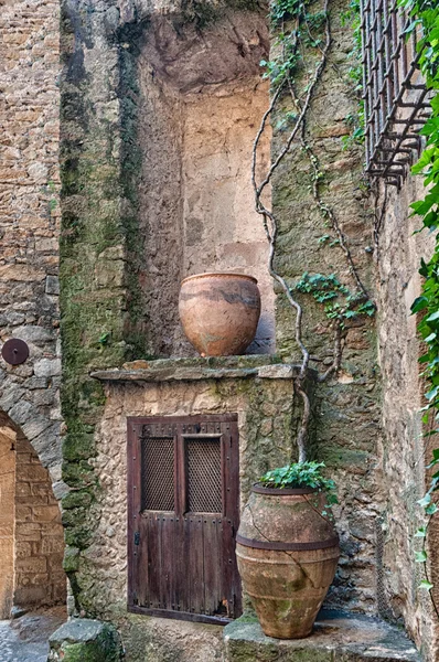 Деревянные двери, Peratallada, Испания — стоковое фото