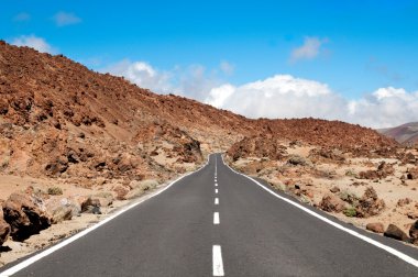 Boş yol kurak bir dağ Kanarya Adası lanzarote Adası üzerinde crossing