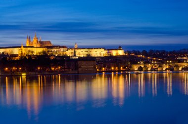 Vltava Nehri, charles Köprüsü ve Prag Kalesi'ne, gece, Prag