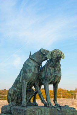 iki av köpekleri bronz heykel