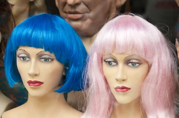Duas cabeças Mannikin com perucas coloridas em uma loja de peruca — Fotografia de Stock