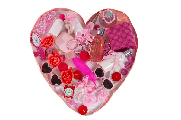 Coração rosa feito de diferentes acessórios e objetos de cosméticos de cuidados com o corpo — Fotografia de Stock