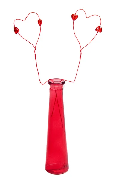 Due fragili cuori di filo rosso in vaso rosso come simbolo d'amore — Foto Stock