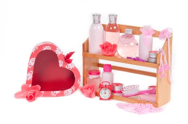 SPA regalo e scatola regalo a forma di cuore rosso isolato su bianco — Foto Stock