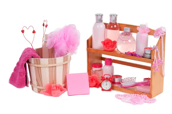 Beaucoup d'accessoires de spa différents et deux cœurs de Saint-Valentin à l'intérieur en bois b — Photo