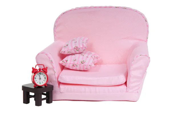 Różowy artchair z tabeli i budzik na białym tle — Zdjęcie stockowe