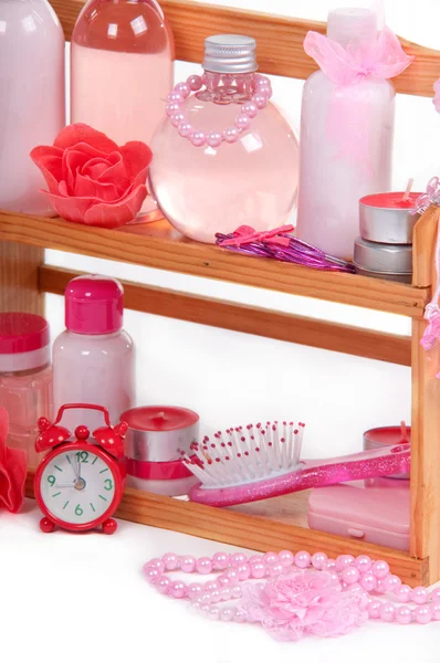 Botellas cosméticas y accesorios de baño dispuestos en un estante de madera y alarma —  Fotos de Stock