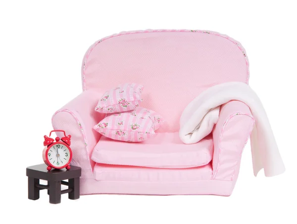 ピンクの肘掛け椅子、テーブル、白い背景で隔離の目覚まし時計 — ストック写真