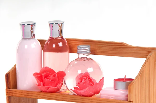 Varias botellas de cosméticos y SPA de pie en un estante aislado en la espalda blanca —  Fotos de Stock