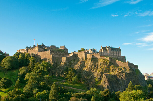 Эдинбургский замок в ясный солнечный день
