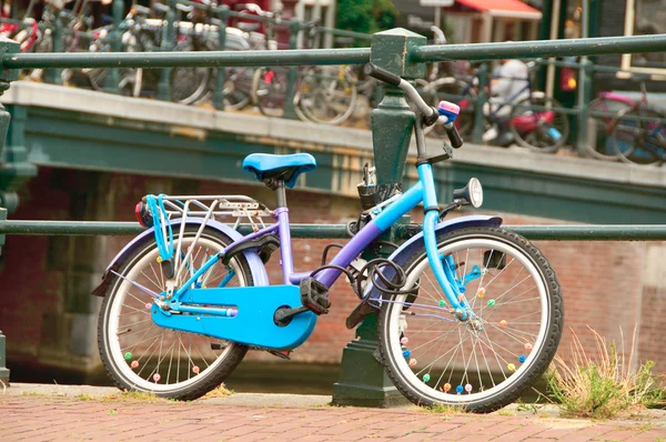 Typiska holländska cykel fastkedjad vid en brygga i amsterdam — Stockfoto