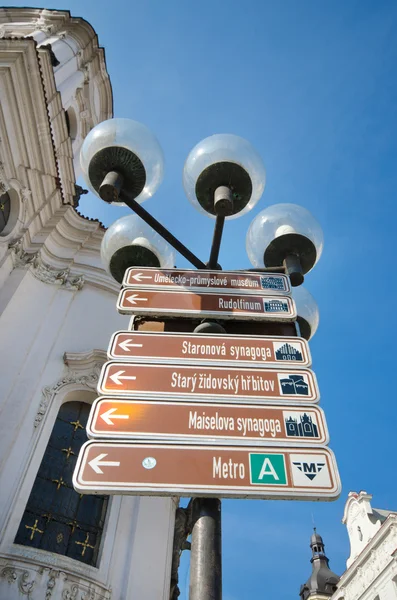 Informatie straat ondertekenen in Praag, Tsjechië — Stockfoto