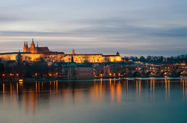 Praag kasteel en vltava rivier in de schemering — Stockfoto