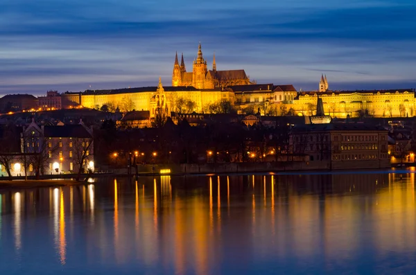 Praag kasteel en vltava nacht panorama — Stockfoto