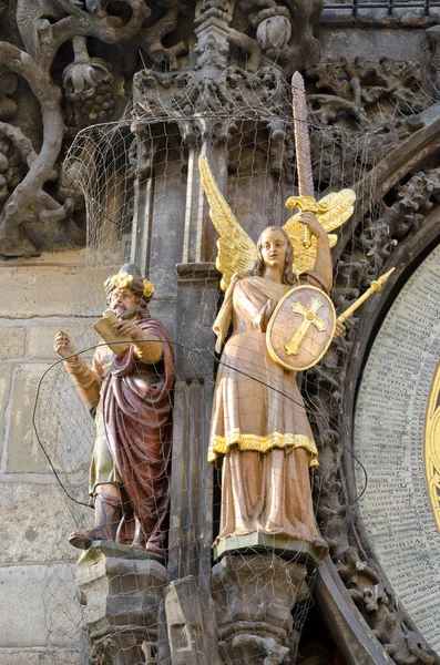 Reloj torre estatua, Estatua en el lado izquierdo del reloj astronómico en Pr —  Fotos de Stock