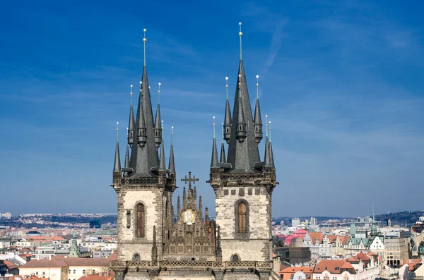 De torens van Maagd Maria voordat Tynkerk, Praag — Stockfoto