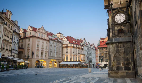 Ανατολή του ηλίου σε παλαιό πόλης τετράγωνο, Πράγα — Φωτογραφία Αρχείου