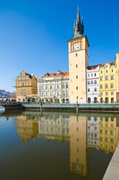 Музей Сметаны, Староместская водонапорная башня, вид с реки Влтавы, Прага — стоковое фото