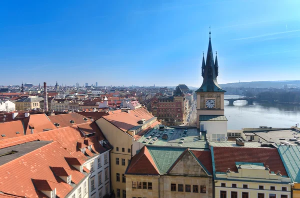 Praga telhado tops panorama, vista para os olhos de pássaros, República Checa — Fotografia de Stock