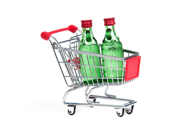 Carro de compras con dos botellas de vidrio — Foto de Stock
