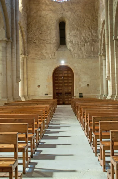 Kirchenbänke in einer Kirche — Stockfoto