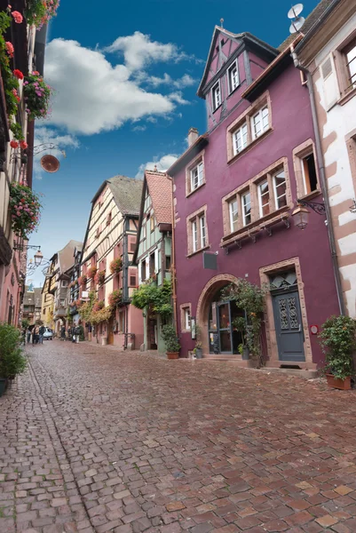 Alsace eski kasabasında güneşli sokak — Stok fotoğraf