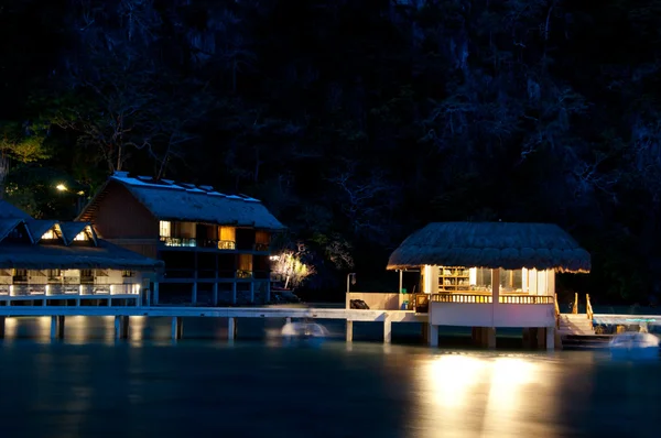 Tropiska seaside resort nattvisning — Stockfoto