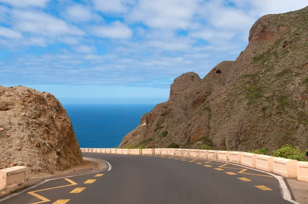 Estrada entre montanhas que levam ao mar — Fotografia de Stock