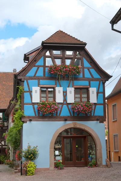 Casa típica de meia-madeira, Alsácia, França — Fotografia de Stock