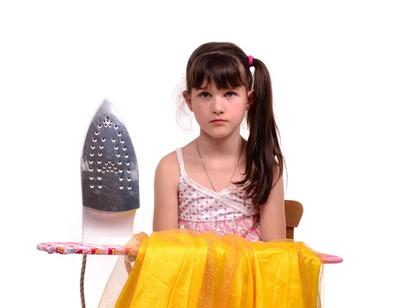 Peligrosas tareas domésticas niña con tabla de planchar y plancha —  Fotos de Stock