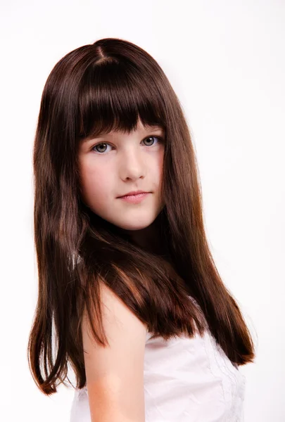 Porträtt av liten flicka med frodig långt hår — Stockfoto