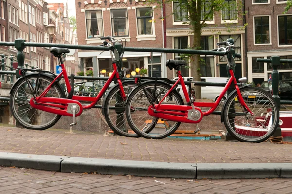 Bicicletas na rua amsterdam — Fotografia de Stock