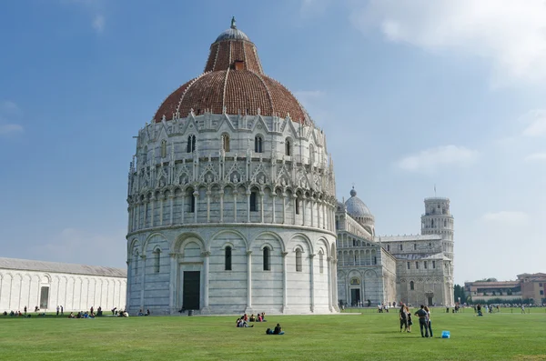 Torre de Pisa y Torre Inclinada de Pisa en la Plaza de la Catedral, Pisa, Italia —  Fotos de Stock