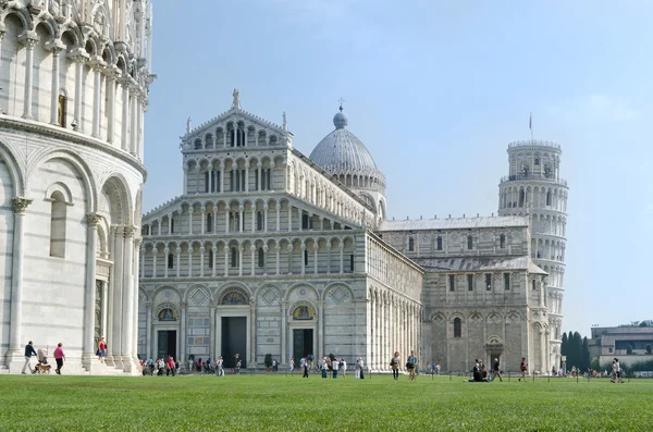 Torre de Pisa y Torre Inclinada de Pisa en la Plaza de la Catedral, Pisa, Italia —  Fotos de Stock