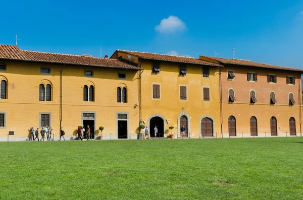 Casas antiguas, Plaza de la Catedral, Pisa — Foto de Stock
