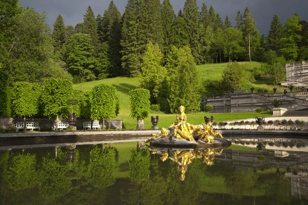 Beautiful Szökőkút Linderhof kastély, Németország — Stock Fotó