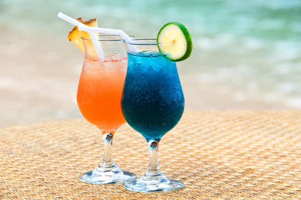 Екзотичні фруктові коктейлі на піщаному пляжі — стокове фото