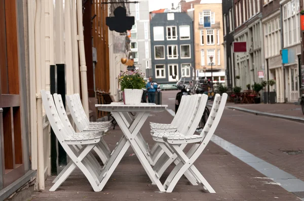 Cafétisch auf einer Straße — Stockfoto