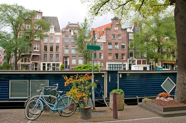 Canal typique d'Amsterdam avec bateau-maison — Photo