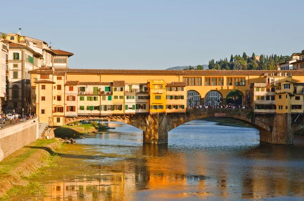 Ponte vecchio na arno rzeki, Florencja, Włochy — Zdjęcie stockowe