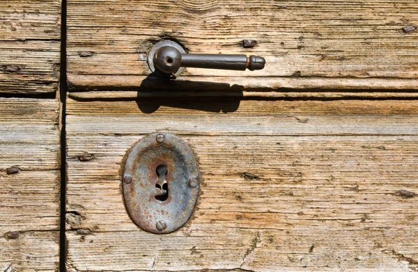 Stary uchwyt drzwi zardzewiały i dziurkę od klucza — Zdjęcie stockowe