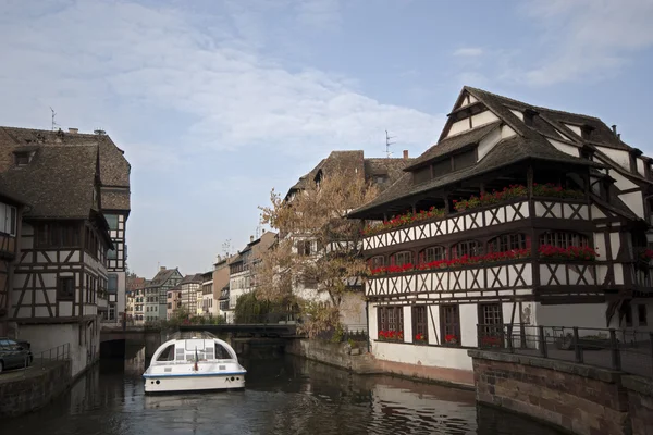 Fluss mit traditionellen Fachwerkhäusern an beiden Ufern, Frankreich — Stockfoto