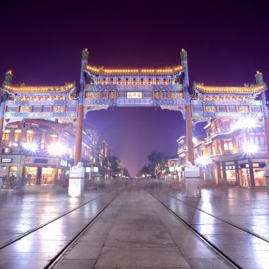 Beijing qianmen gece, geleneksel alışveriş caddesi sokak