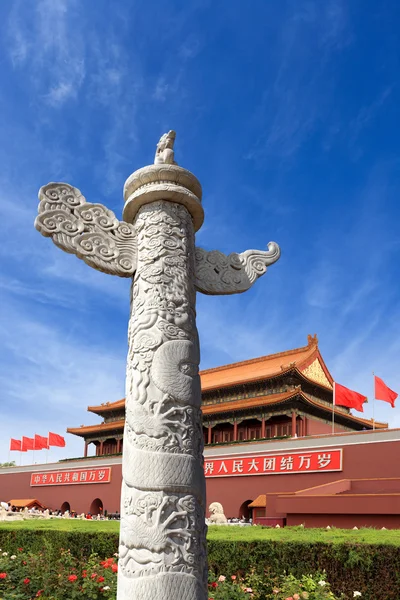 Coluna ornamental erguida em frente ao palácio — Fotografia de Stock
