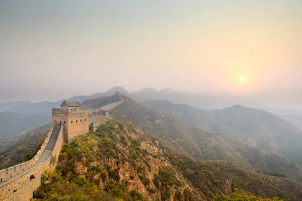 Die große Mauer, die sich bei Sonnenaufgang windet — Stockfoto