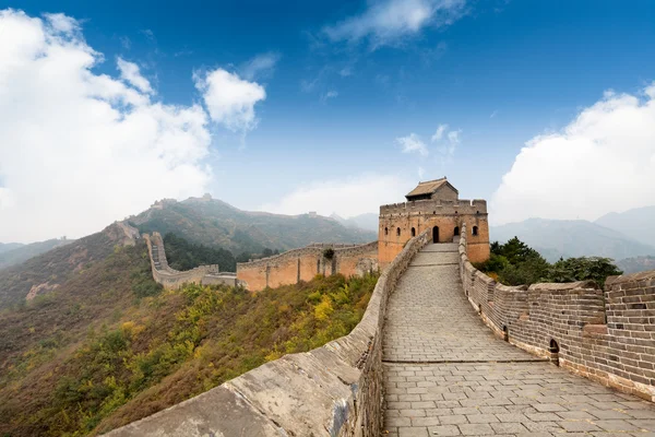 Velká čínská zeď s na pozadí modré oblohy — Stock fotografie
