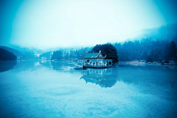 Lake in winterlandschap — Stockfoto